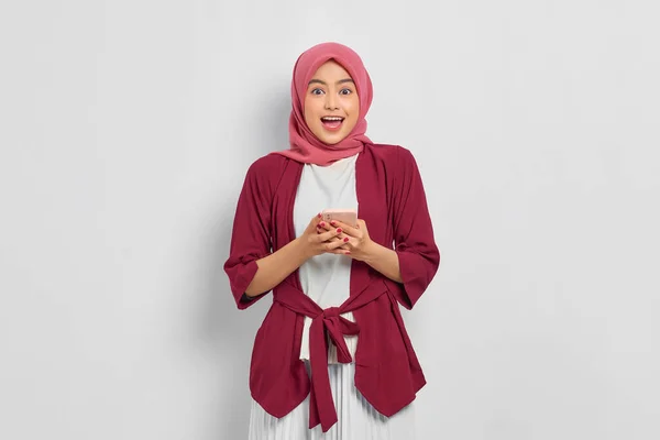 Excitada Bela Mulher Asiática Camisa Casual Hijab Usando Telefone Celular — Fotografia de Stock