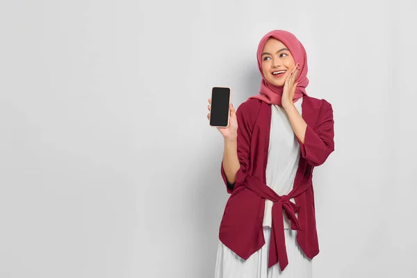 Lachende Mooie Aziatische Vrouw Casual Shirt Hijab Met Een Mobiele — Stockfoto