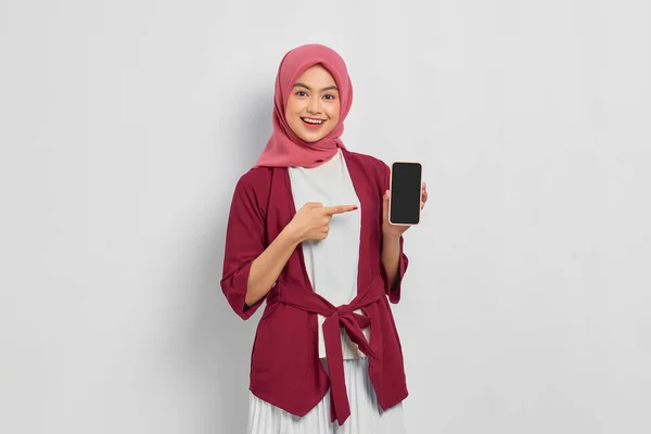 Joyeux Belle Femme Asiatique Chemise Décontractée Hijab Pointant Doigt Téléphone — Photo