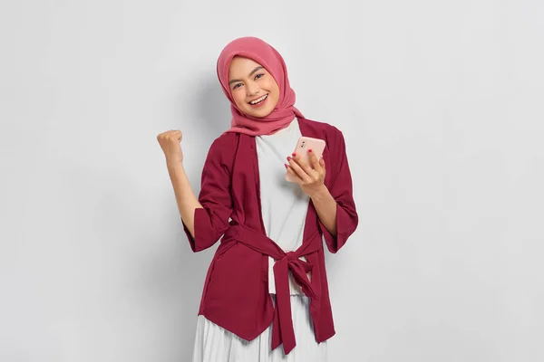 Vrolijke Mooie Aziatische Vrouw Casual Shirt Hijab Met Behulp Van — Stockfoto