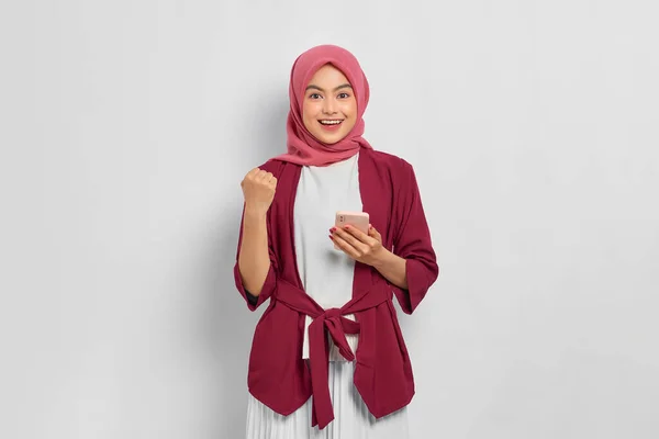 Allegro Bella Donna Asiatica Camicia Casual Hijab Utilizzando Telefono Cellulare — Foto Stock