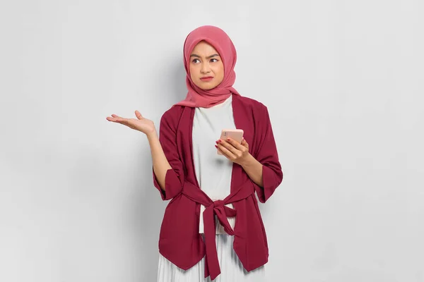 Confuso Bella Donna Asiatica Camicia Casual Hijab Utilizzando Telefono Cellulare — Foto Stock