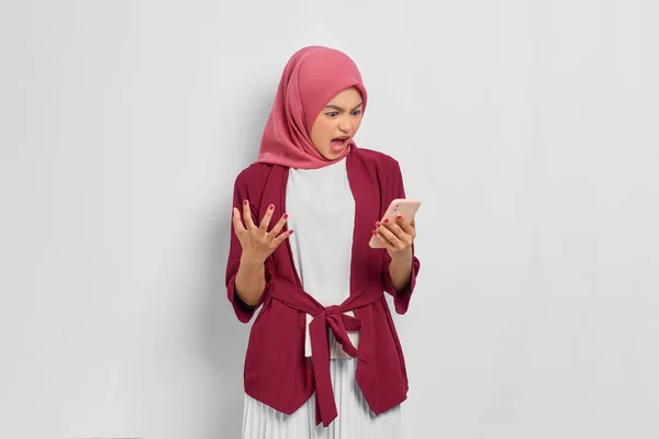 Molesto Hermosa Mujer Asiática Camisa Casual Hijab Usando Teléfono Móvil —  Fotos de Stock