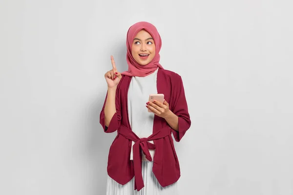 Vzrušená Krásná Asijská Žena Ležérní Košili Hidžáb Drží Mobilní Telefon — Stock fotografie