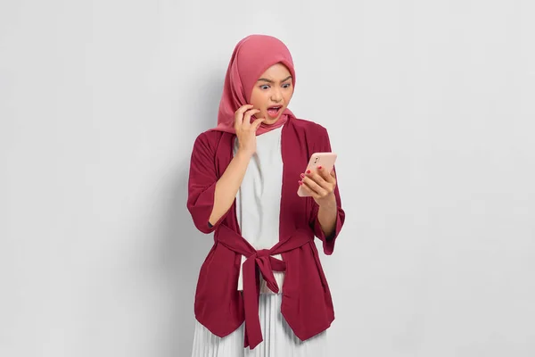 Sorprendida Hermosa Mujer Asiática Camisa Casual Hijab Usando Teléfono Móvil —  Fotos de Stock