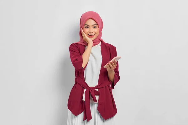 Glada Vackra Asiatiska Kvinna Ledig Skjorta Och Hijab Håller Mobiltelefon — Stockfoto