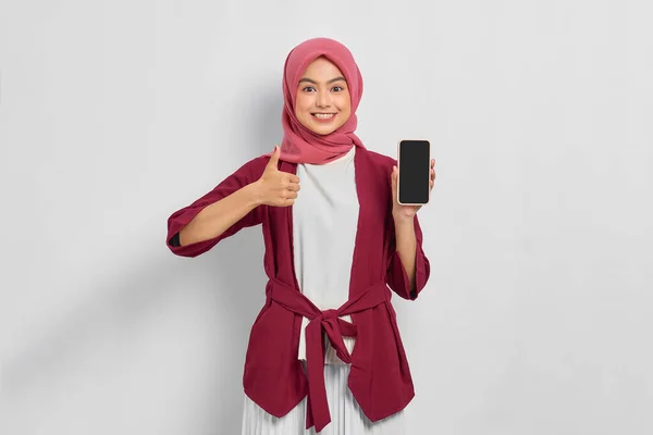 Sorrindo Bela Mulher Asiática Camisa Casual Hijab Segurando Telefone Celular — Fotografia de Stock