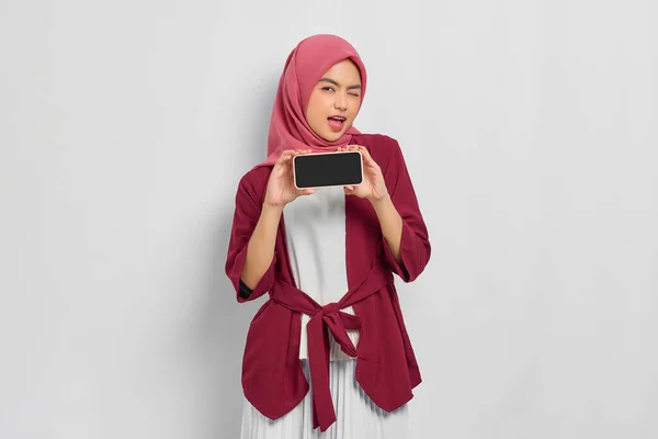 Mulher Asiática Bonita Alegre Camisa Casual Hijab Que Prende Telefone — Fotografia de Stock