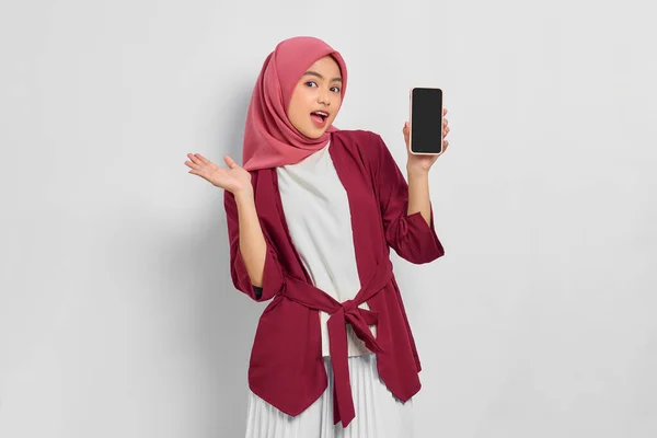 Impresionada Hermosa Mujer Asiática Camisa Casual Hijab Sosteniendo Teléfono Móvil —  Fotos de Stock