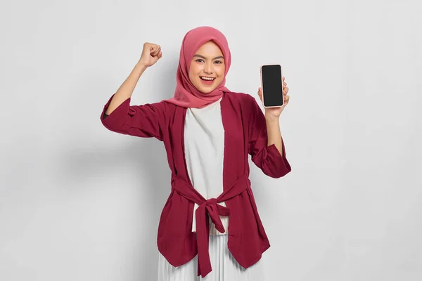 Mulher Asiática Bonita Alegre Camisa Casual Hijab Que Prende Telefone — Fotografia de Stock