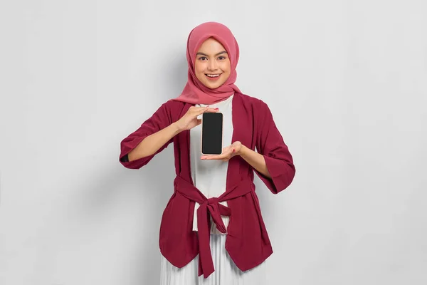 Sorrindo Bela Mulher Asiática Camisa Casual Hijab Segurando Telefone Celular — Fotografia de Stock