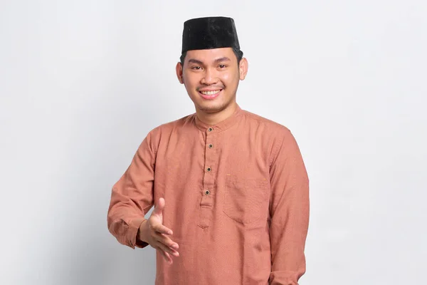 Portret Van Aziatische Moslim Man Glimlachend Vriendelijk Aanbieden Van Handdruk — Stockfoto