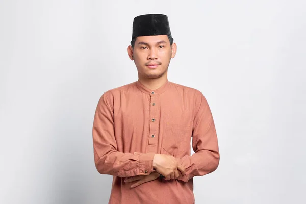 Porträt Eines Asiatischen Muslimischen Mannes Der Isoliert Auf Weißem Hintergrund — Stockfoto