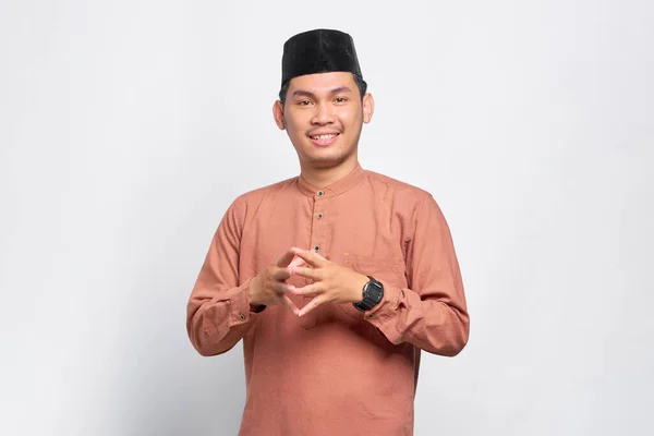Lächelnder Asiatischer Muslim Hält Die Hände Zusammen Und Ist Vor — Stockfoto