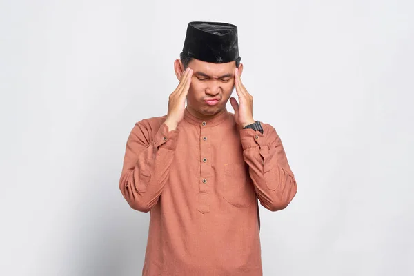 彼の寺院に触れ 白い背景に隔離された頭痛を持っているアジアのイスラム教徒の男をストレス — ストック写真