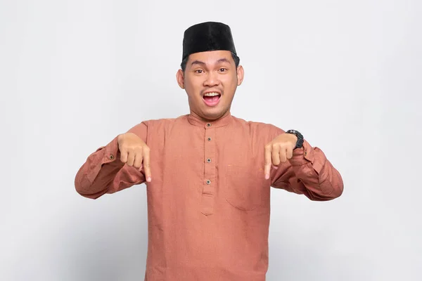 Porträtt Asiatisk Muslimsk Man Förvånad Pekar Finger Ner Bjuda Kunder — Stockfoto