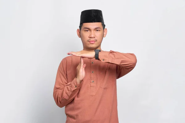 Ernsthafter Junger Asiatischer Muslim Zeigt Auszeit Geste Mit Isolierten Händen — Stockfoto