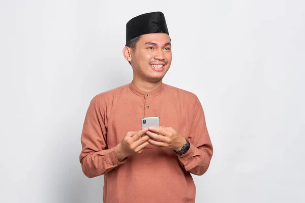 Glada Unga Asiatiska Muslimska Man Med Hjälp Mobiltelefon Och Tittar — Stockfoto