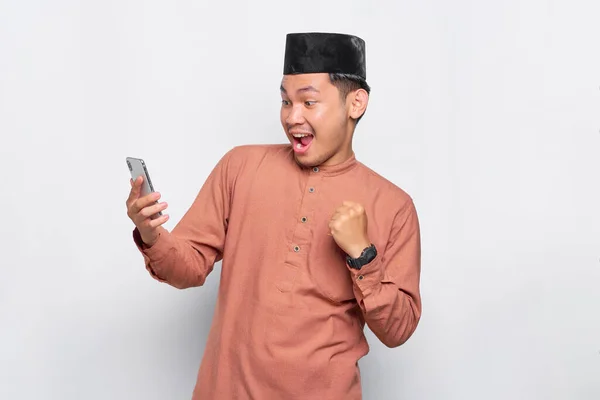Spännande Ung Asiatisk Muslim Man Med Hjälp Mobiltelefon Och Fira — Stockfoto