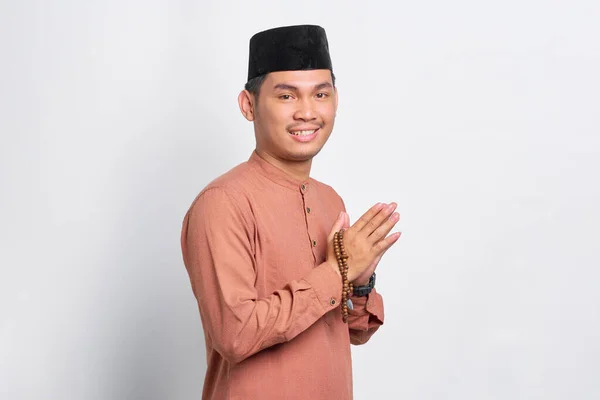 Young Asian Muslim Man Wearing Prayer Beads Welcoming Guests Eid — Stock Photo, Image