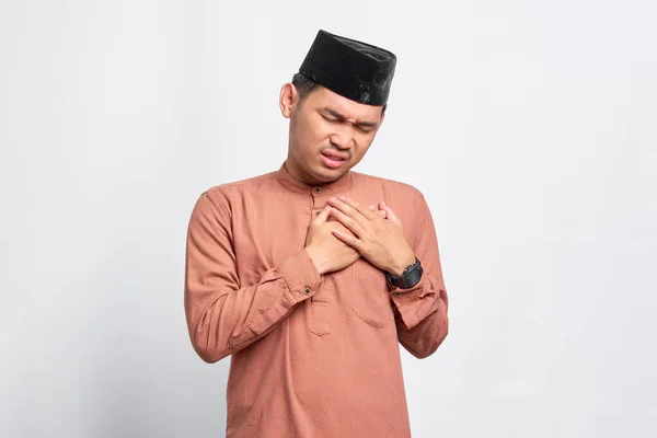 Portrait Asian Muslim Man Has Heart Attack Closes Eyes Isolated — Stok Foto