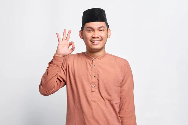 Smiling Asian Muslim Man Showing Okay Gesture Demonstrates Symbol Approval — Stock Photo, Image