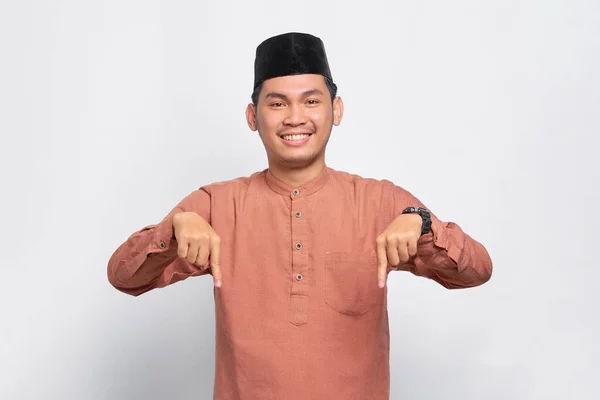 Portrait Asian Muslim Man Smiling Pointing Fingers Inviting Customers Special — Stock Photo, Image