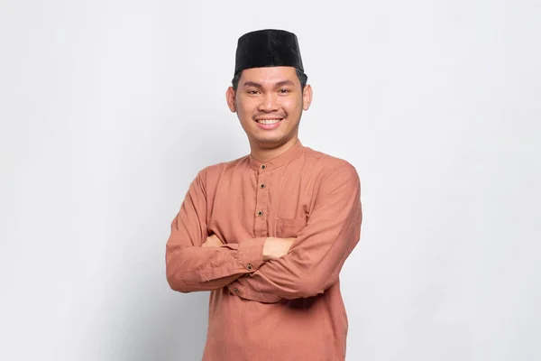 Smiling Young Asian Muslim Man Crossed Arms Looking Confident Isolated — Stock Photo, Image