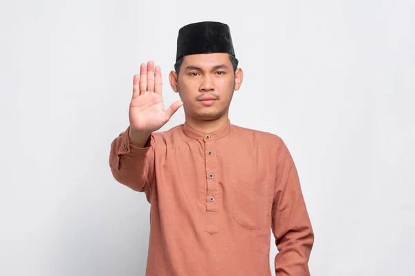 Allvarlig Ung Asiatisk Muslimsk Man Står Med Utsträckt Hand Visar — Stockfoto