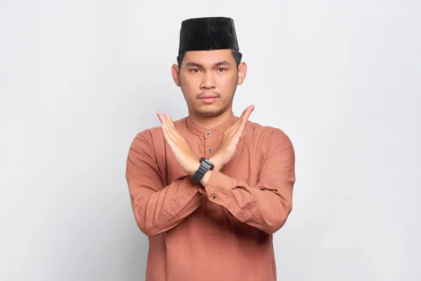 Pemuda Muslim Asia Yang Serius Saling Bersilang Tangan Membuat Sikap — Stok Foto