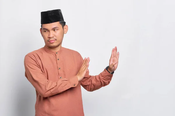 Ernstige Jonge Aziatische Moslim Man Maken Stop Gebaar Toont Afwijzing — Stockfoto