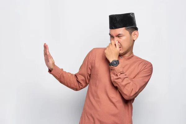 Serious Jovem Asiático Muçulmano Homem Faz Parar Gesto Cobrindo Seu — Fotografia de Stock