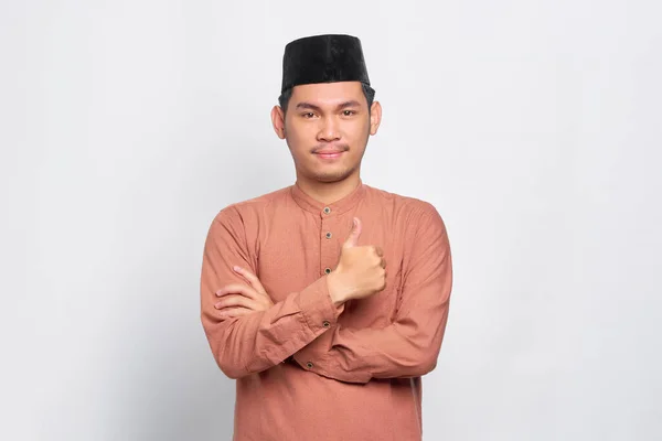 Leende Ung Asiatisk Muslimsk Man Visar Tummen Upp Gest Isolerad — Stockfoto