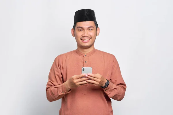 Glimlachen Jong Aziatisch Moslim Man Met Behulp Van Een Mobiele — Stockfoto