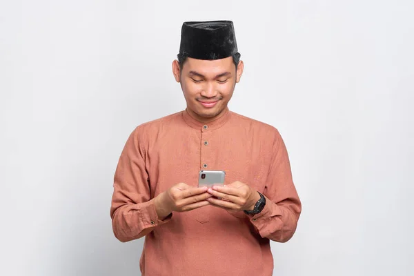 Smiling Young Asian Muslim Man Using Mobile Phone Received Good — Stock Photo, Image