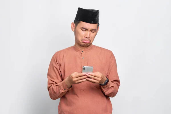 Smutný Mladý Asijský Muslim Muž Pomocí Mobilního Telefonu Zatímco Obdržel — Stock fotografie