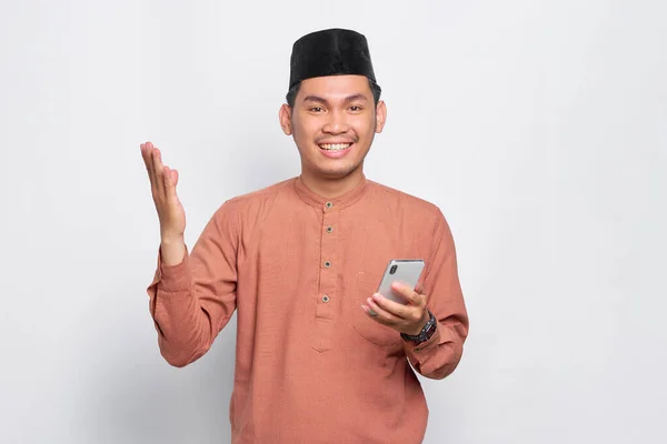 Vrolijke Jonge Aziatische Moslim Man Met Behulp Van Een Mobiele — Stockfoto