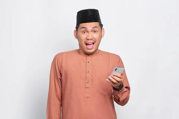 Verbazingwekkende Jonge Aziatische Moslim Man Met Behulp Van Een Mobiele — Stockfoto