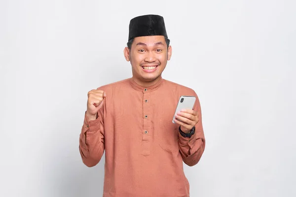 Opgewonden Jonge Aziatische Moslim Man Met Behulp Van Een Mobiele — Stockfoto