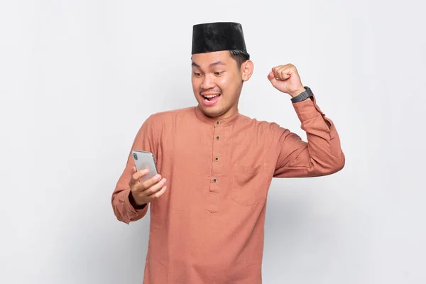 Opgewonden Jonge Aziatische Moslim Man Met Behulp Van Een Mobiele — Stockfoto