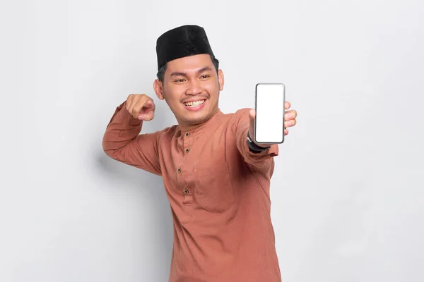 Spännande Ung Asiatisk Muslim Man Visar Mobiltelefon Tom Skärm Rekommendera — Stockfoto