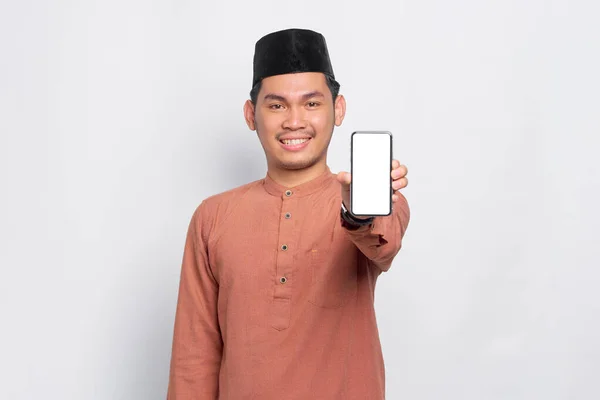 Sorrindo Jovem Asiático Muçulmano Homem Mostrando Celular Tela Branco Recomendando — Fotografia de Stock