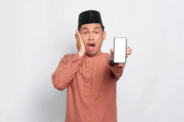 Fantastiska Unga Asiatiska Muslimska Mannen Visar Mobiltelefon Tom Skärm Rekommendera — Stockfoto