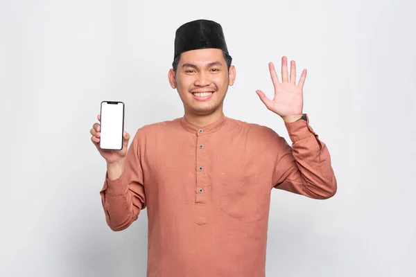 Usmívající Mladý Asijský Muslim Muž Ukazující Prázdný Mobilní Telefon Obrazovku — Stock fotografie