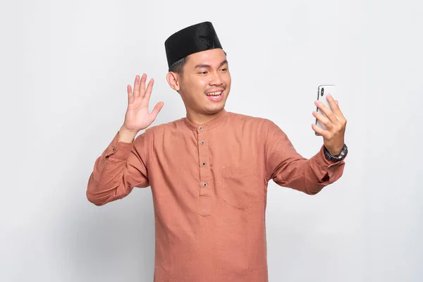 Alegre Jovem Ásia Muçulmano Homem Fazendo Selfie Tiro Celular Acenando — Fotografia de Stock