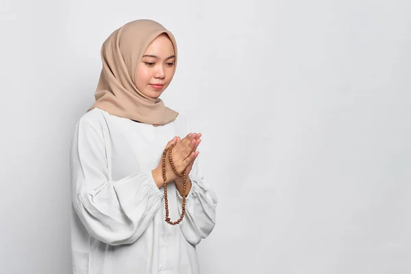 Portrait Asian Muslim Woman Wearing Prayer Beads While Praying Isolated — Stock Photo, Image