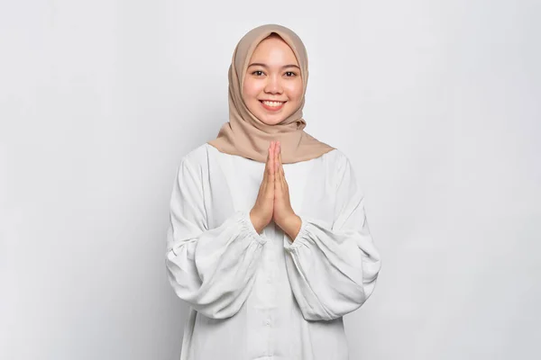 Smiling Young Asian Muslim Woman Gesturing Eid Mubarak Greeting Isolated — Stock Photo, Image