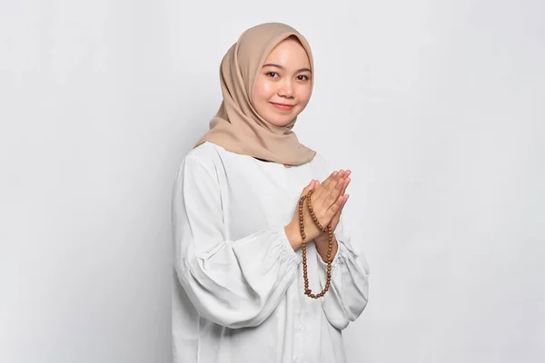 Wanita Muslim Asia Muda Mengenakan Tasbih Menyambut Tamu Dengan Salam — Stok Foto