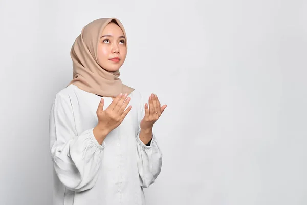 Retrato Una Mujer Musulmana Asiática Rezando Con Brazo Abierto Aislado —  Fotos de Stock