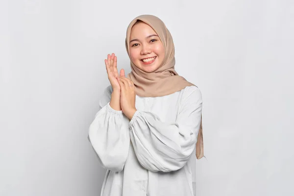 Улыбающаяся Азиатка Мусульманка Массирует Руки Чувствуя Себя Счастливой Изолированной Белом — стоковое фото